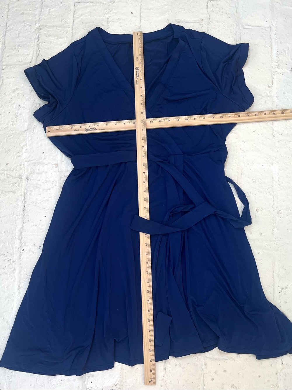 torrid Plus Size V-Neck Faux Wrap Dress in Navy Blue with Removable Tie Belt - Picture 4 of 5